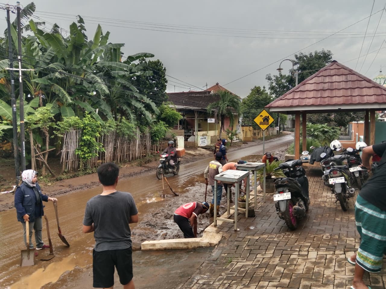 Pasca Banjir 9 Februari 2026, Warga Desa Dringu Kompak Gotong Royong